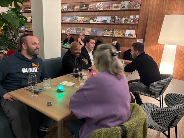 Stichting Brabant Maatjes Kerstdiner 2024 voor 180 Eenzame Jongeren en Ouderen: Samen Tegen Eenzaamheid in Schouwburg Concertzaal Tilburg