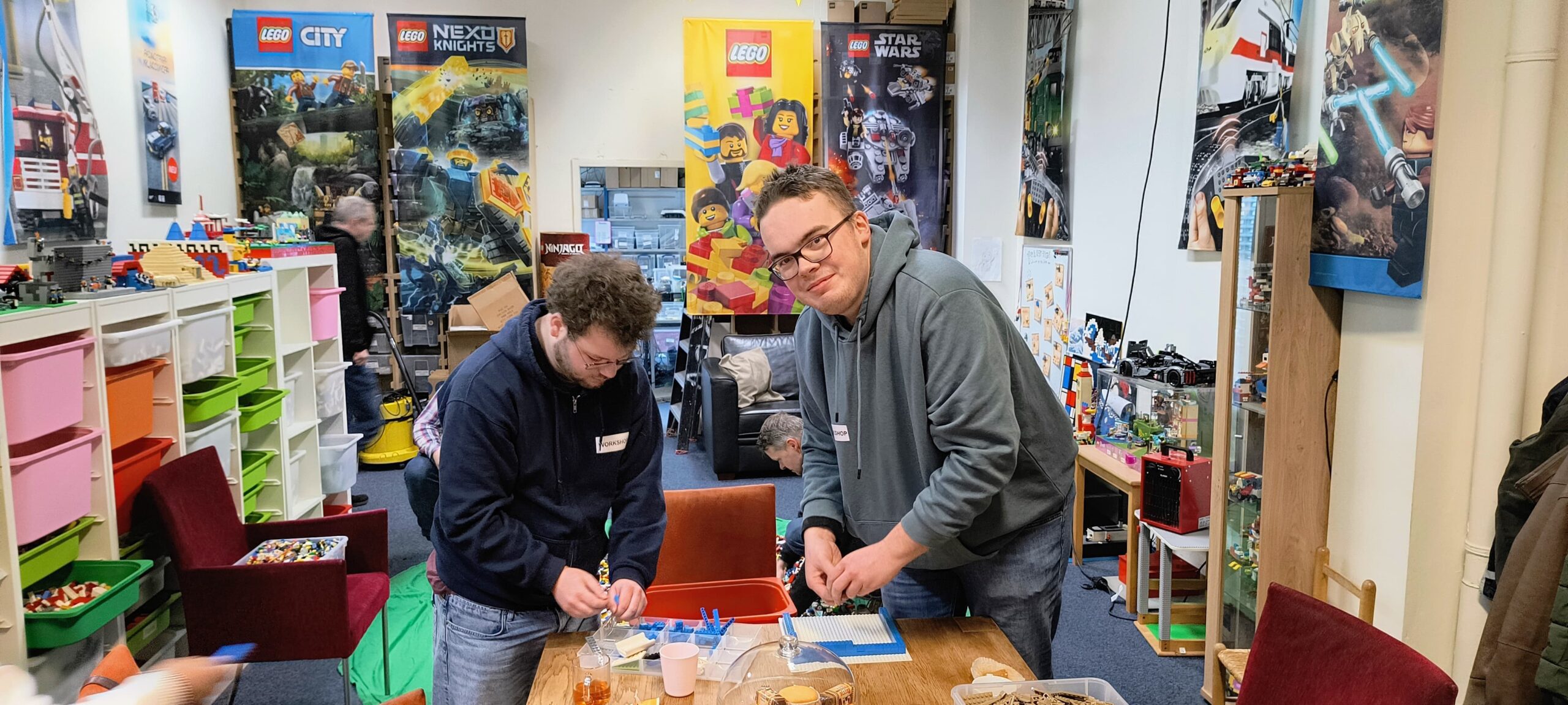 Stichting Brabant Maatjes LEGO® Workshop Brengt Eenzame Jongvolwassenen Samen bij Bram's Bouwstenen in Breda