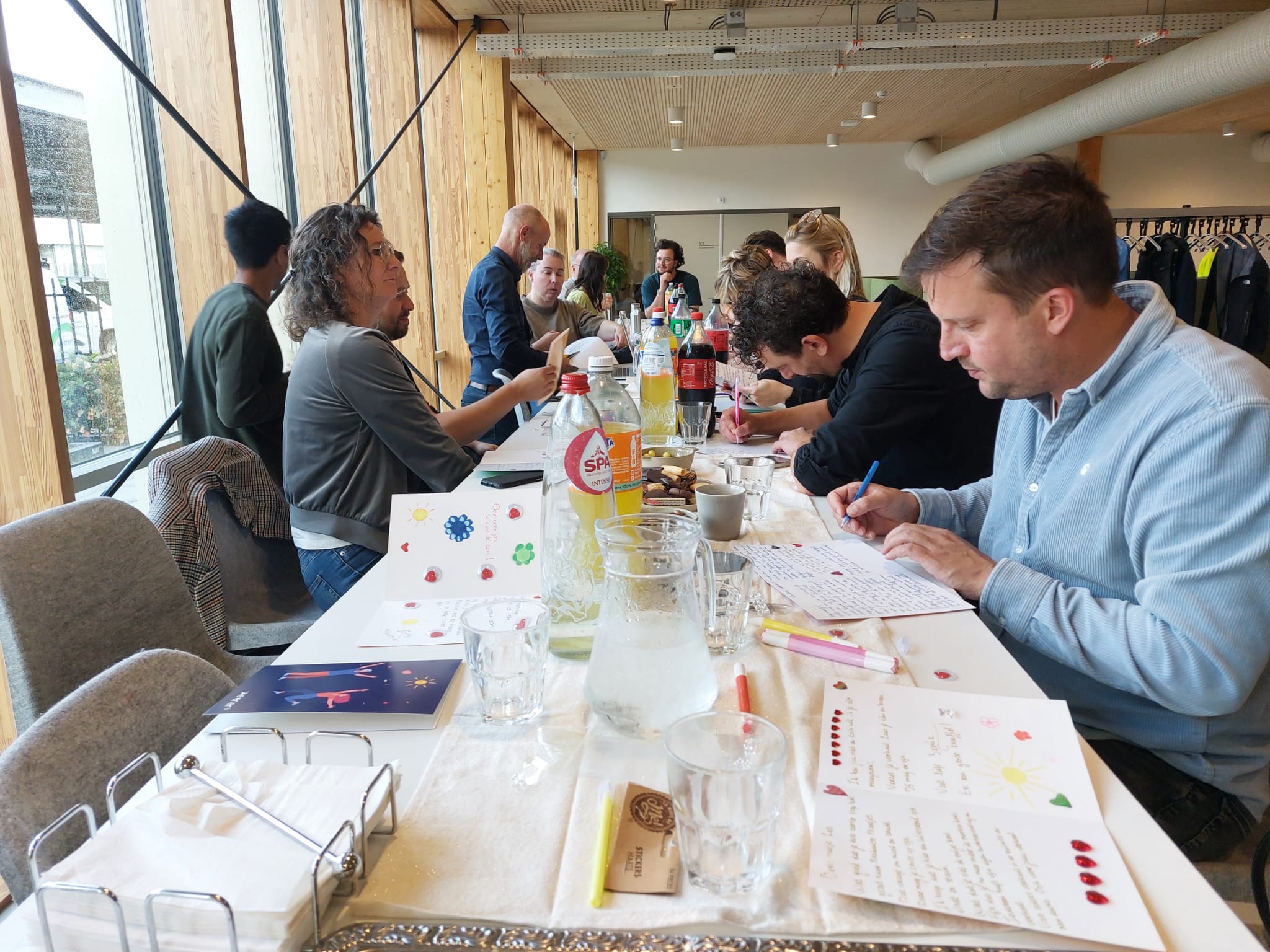 Kaarten schrijven tegen eenzaamheid – Brabant Maatjes en Weener XL in ’s-Hertogenbosch