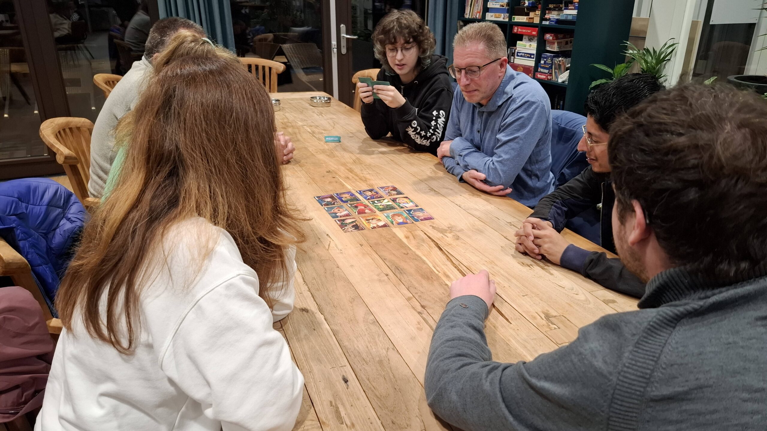 Social Café Oss van Brabant Maatjes in Wijkhuis De Haard – mensen in gesprek en spelend aan tafel