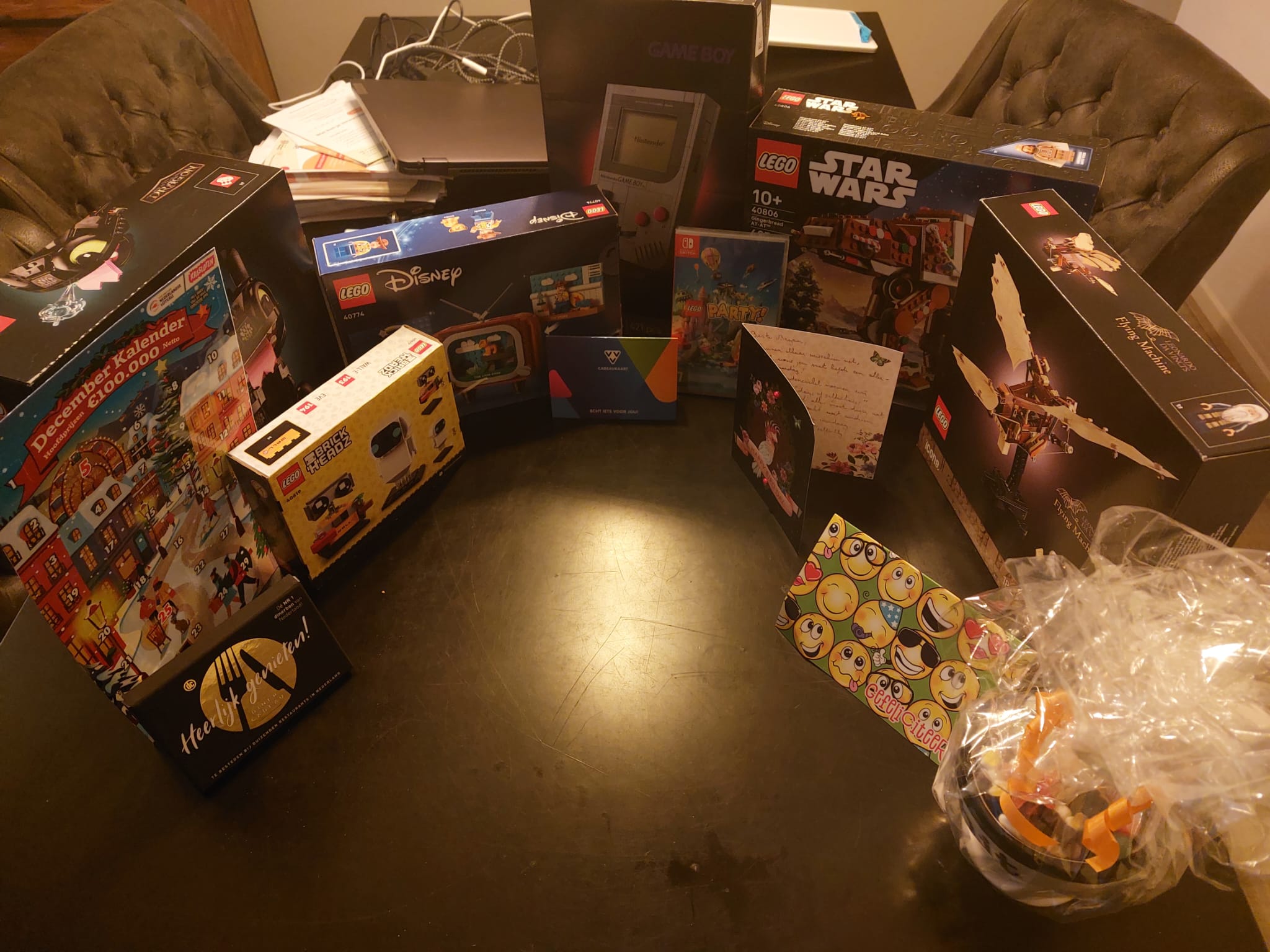 Bryan Vreijsen viert verjaardag met LEGO-cadeaus zoals Star Wars, Disney en Game Boy-display, verzameld door 35 maatjes tijdens GLOW Eindhoven.