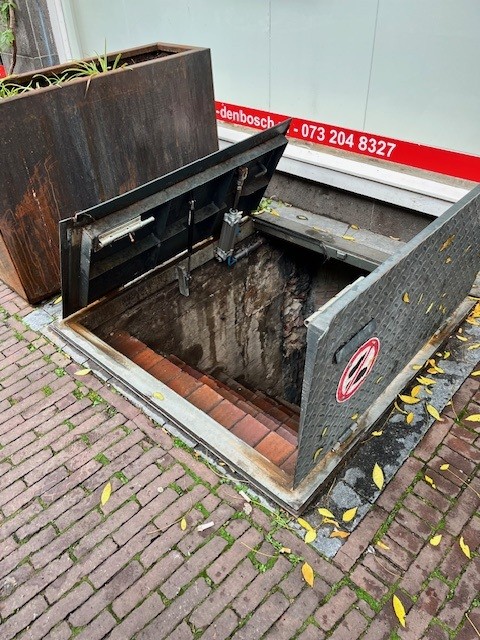 Maatjes werken samen aan een puzzel in de escape room