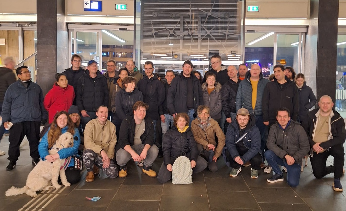 Bryan Vreijsen viert verjaardag met 35 maatjes op station Eindhoven, groepsfoto voor vertrek naar GLOW Eindhoven.