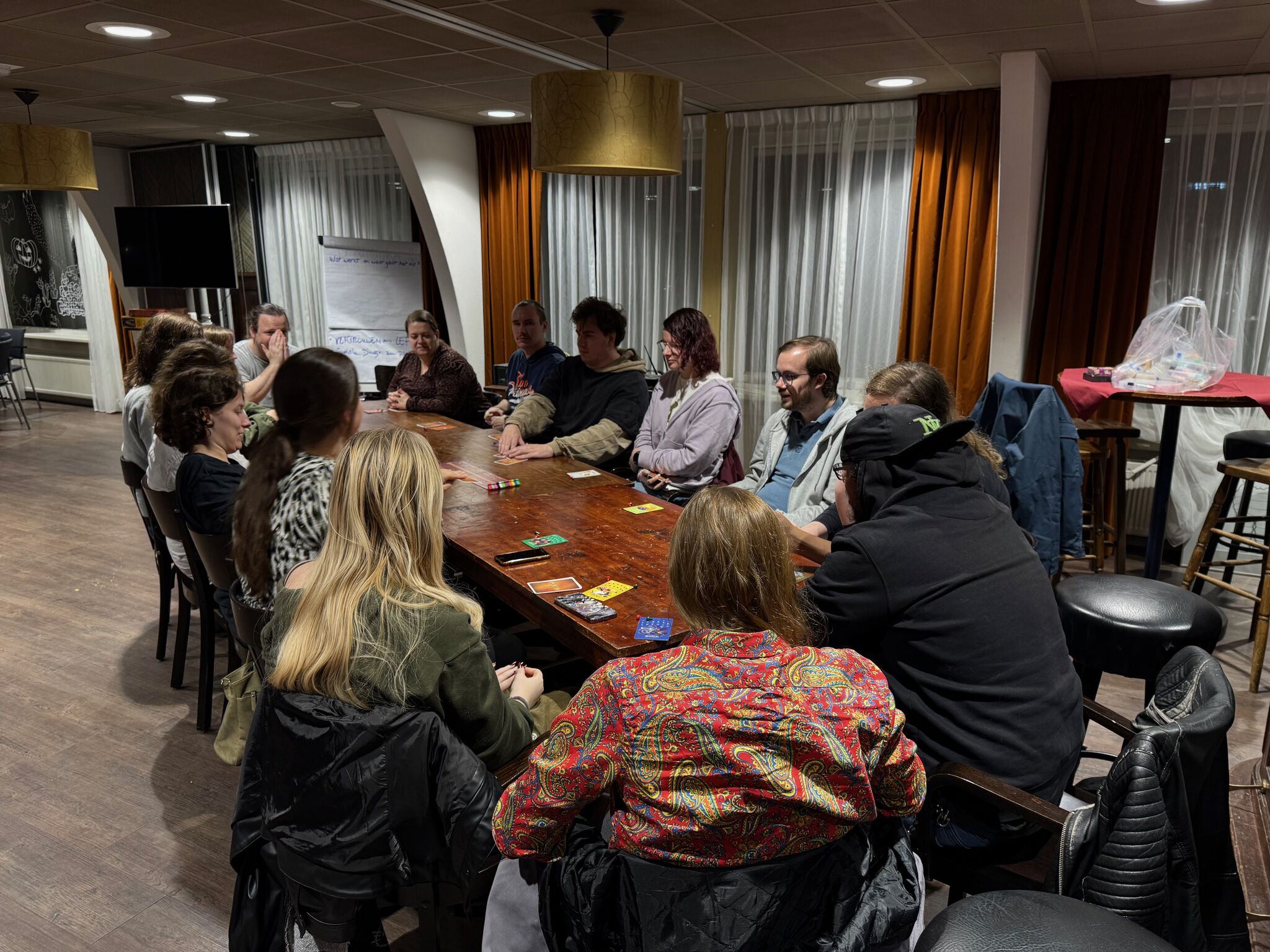 Spelletjesavond bij Social Café Tilburg met jongeren en volwassenen