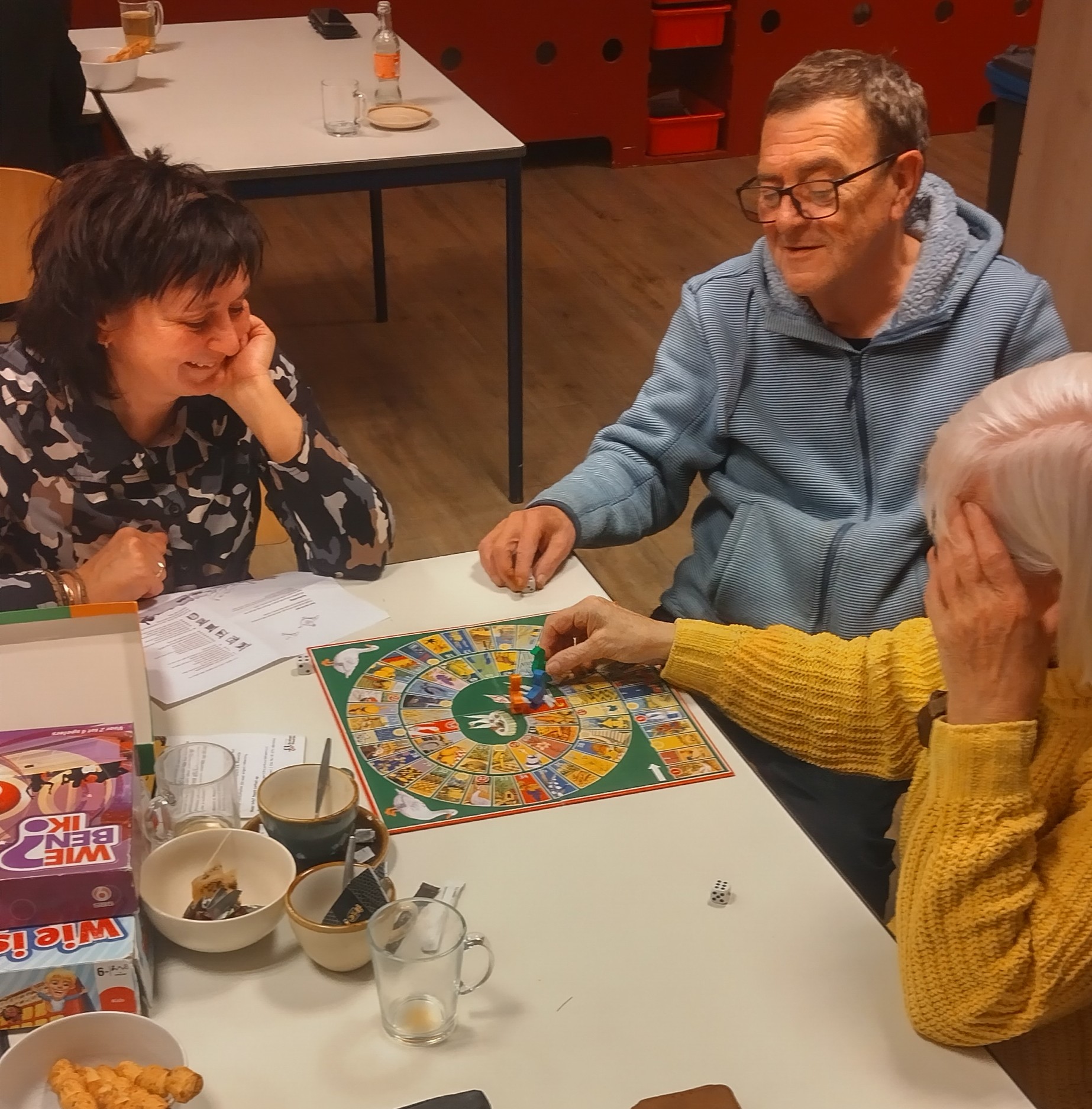 Volwassenen doen mee aan creatieve activiteiten zoals schilderen en tekenen in Waalwijk