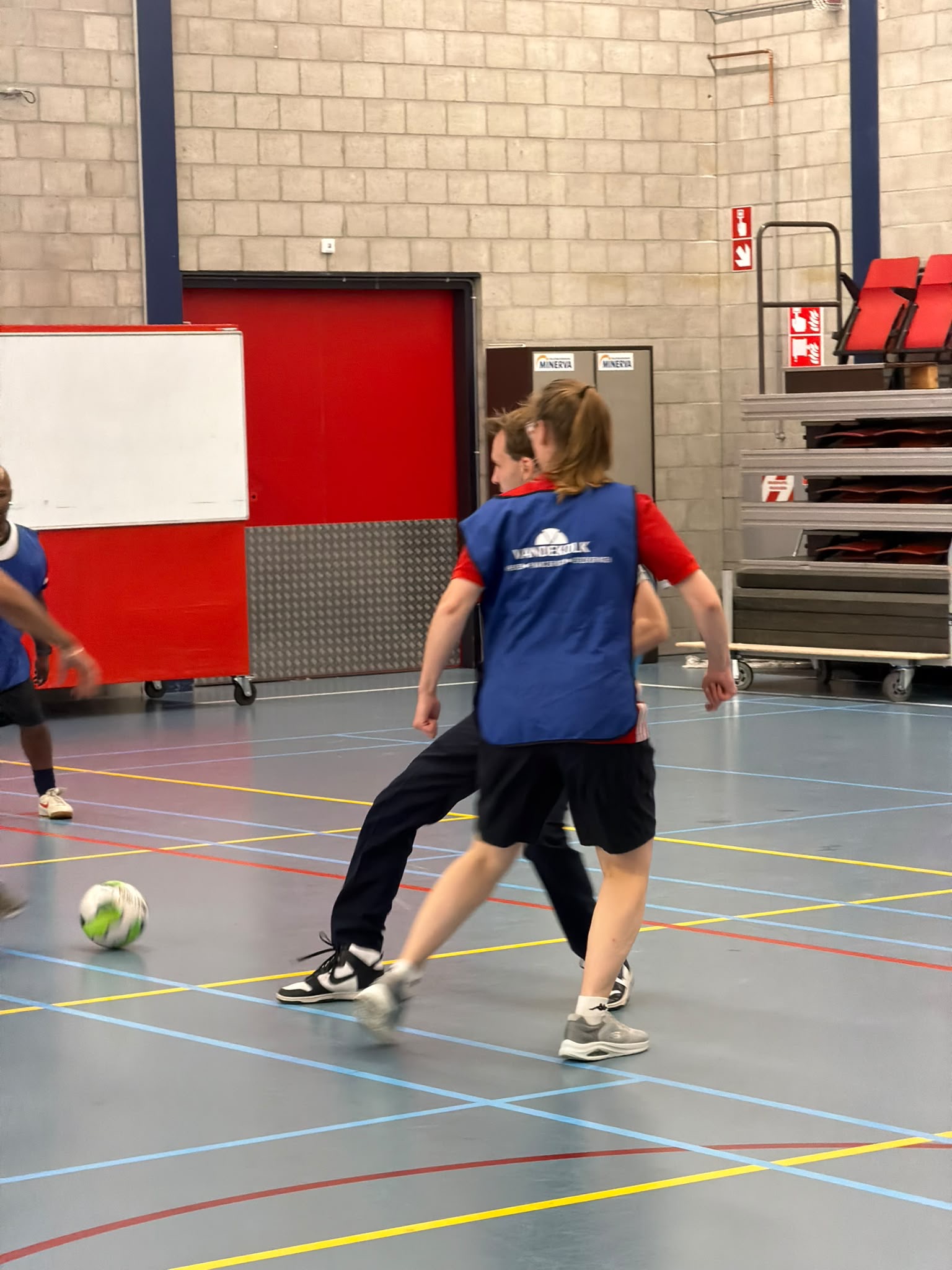 Spelers tijdens het zaalvoetbaltoernooi in de Maaspoort in Den Bosch.