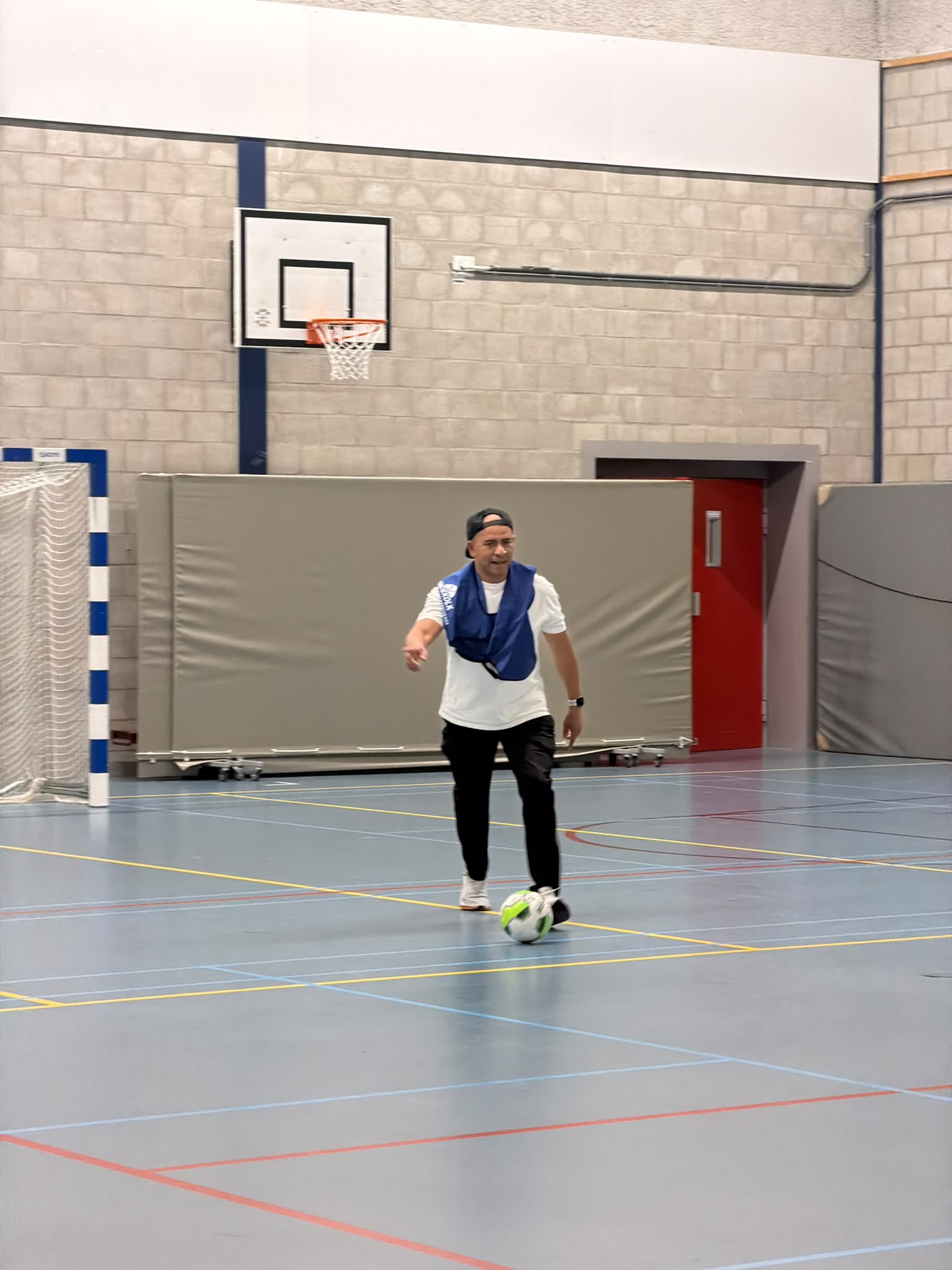 Spelers tijdens het zaalvoetbaltoernooi van Brabant Maatjes in de Maaspoort, foto 2.