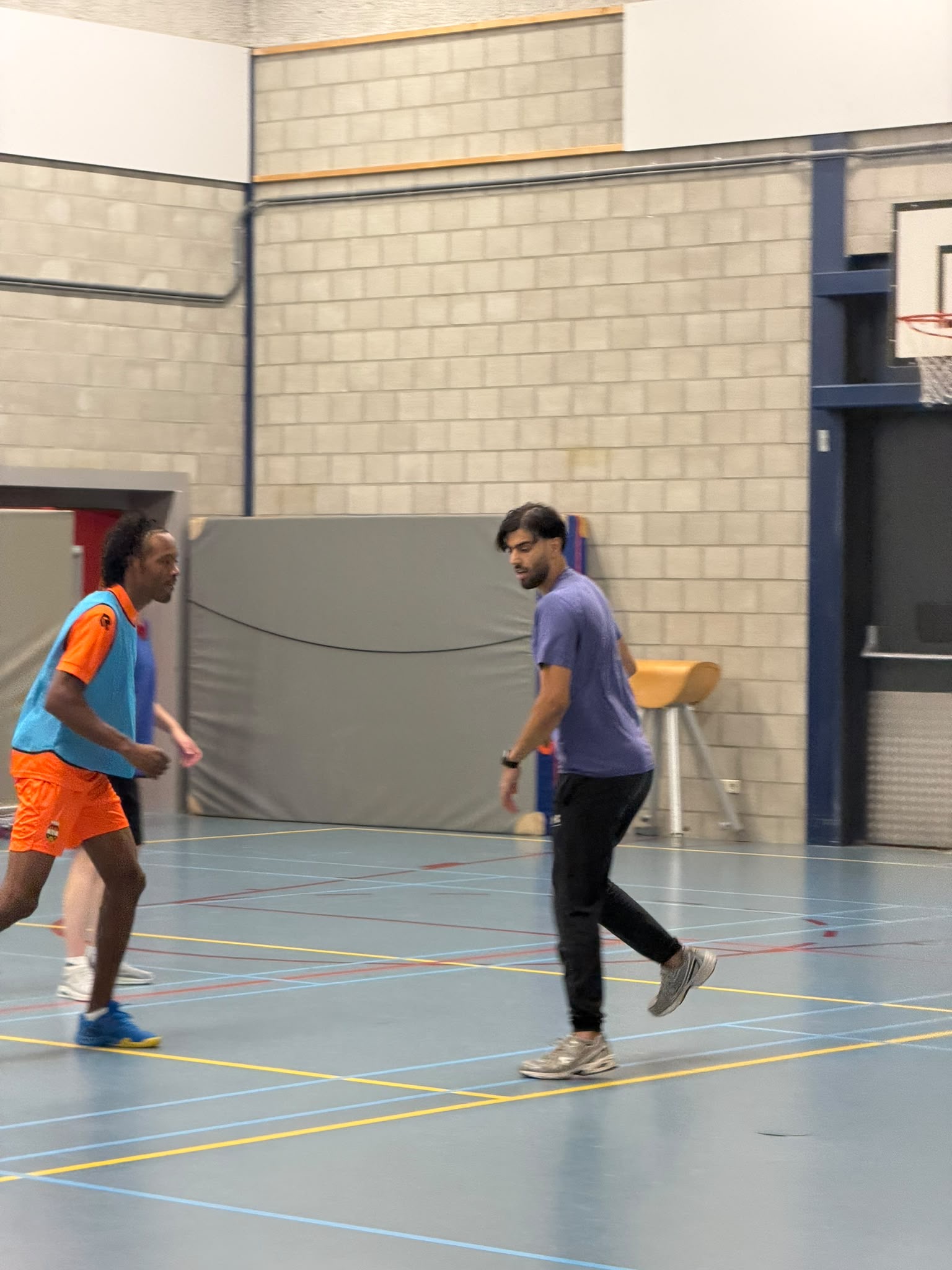 Spelers tijdens het zaalvoetbaltoernooi van Brabant Maatjes in de Maaspoort, foto 3.