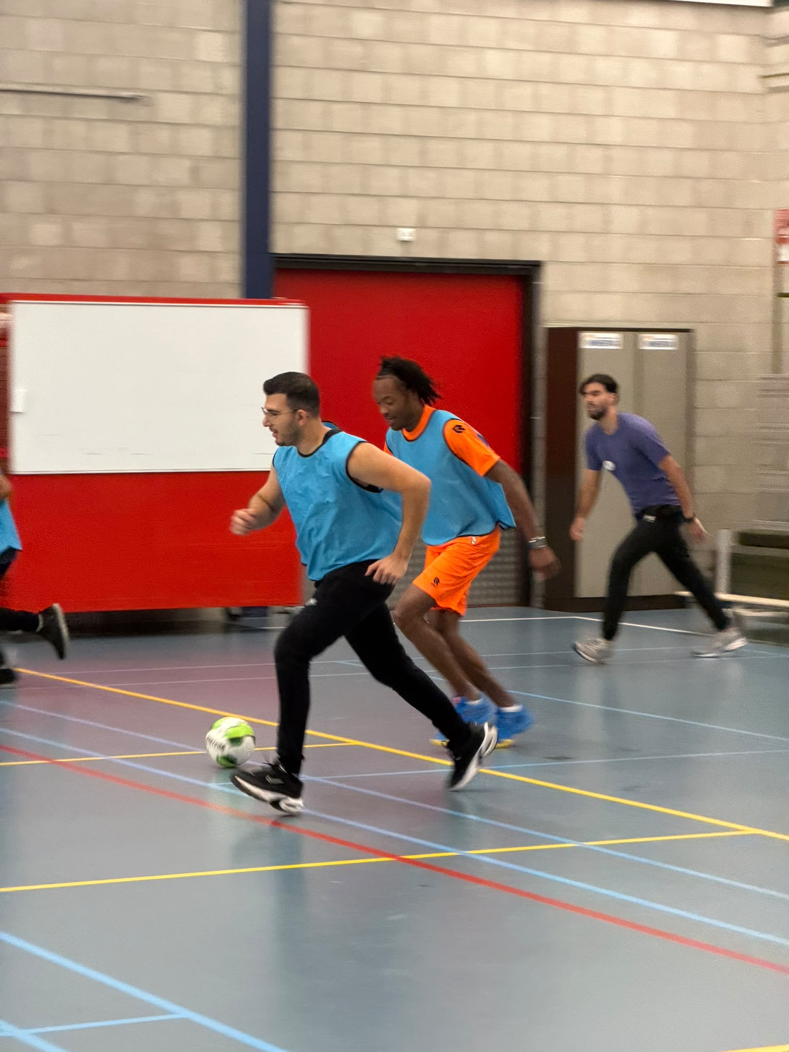 Spelers tijdens het zaalvoetbaltoernooi van Brabant Maatjes in de Maaspoort, foto 4.