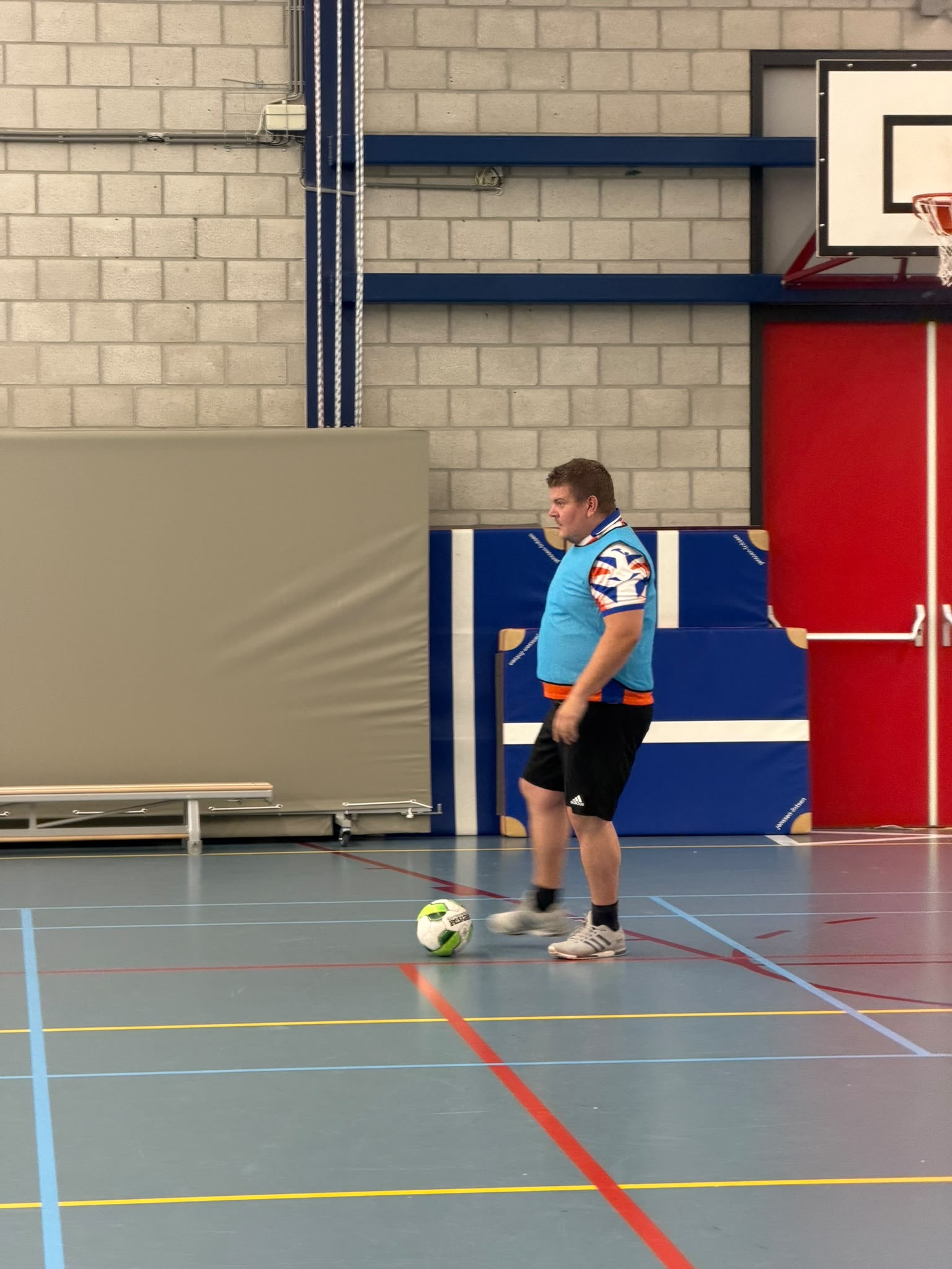 Spelers tijdens het zaalvoetbaltoernooi van Brabant Maatjes in de Maaspoort, foto 5.