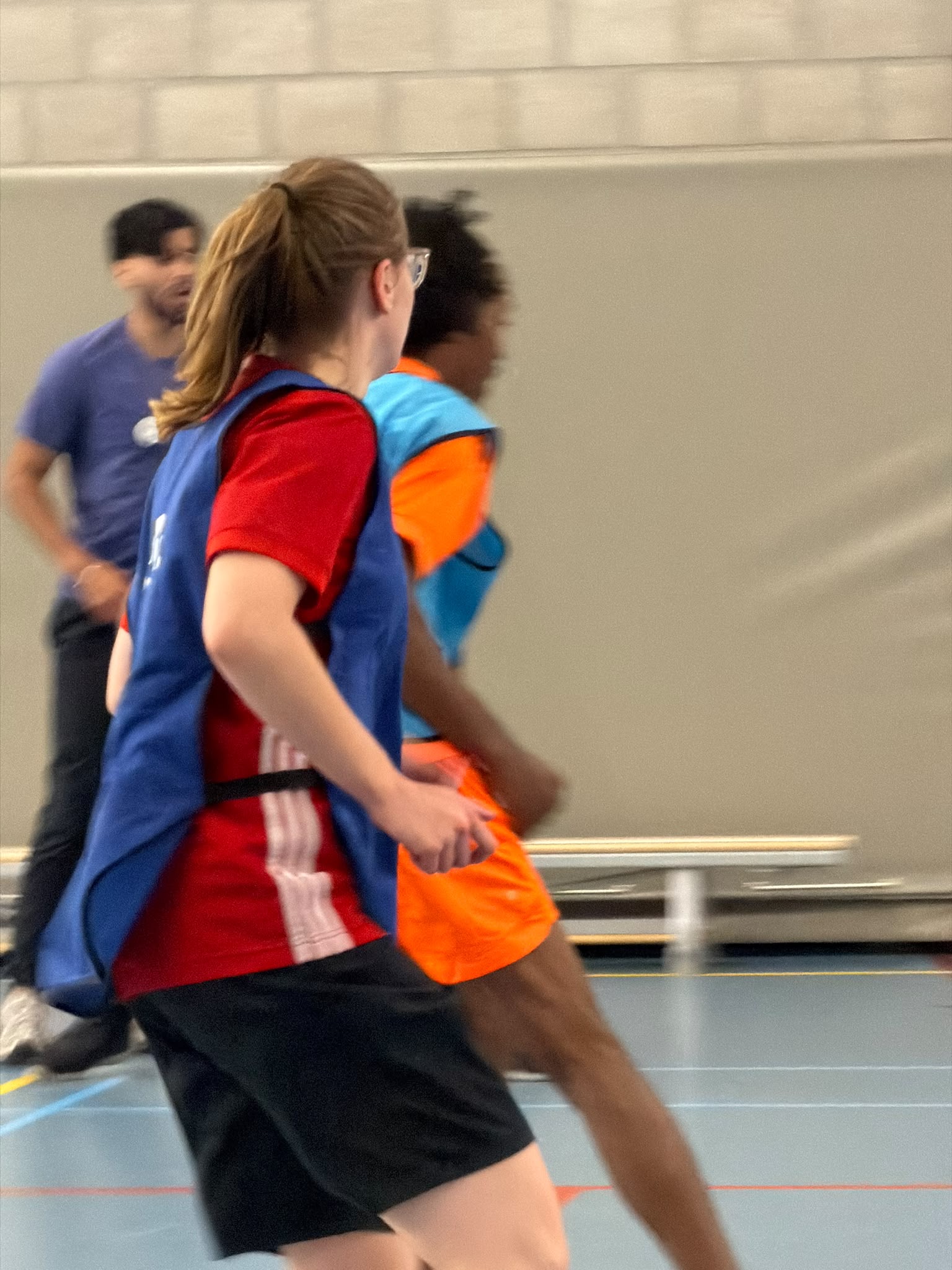 Spelers tijdens het zaalvoetbaltoernooi van Brabant Maatjes in de Maaspoort, foto 6.