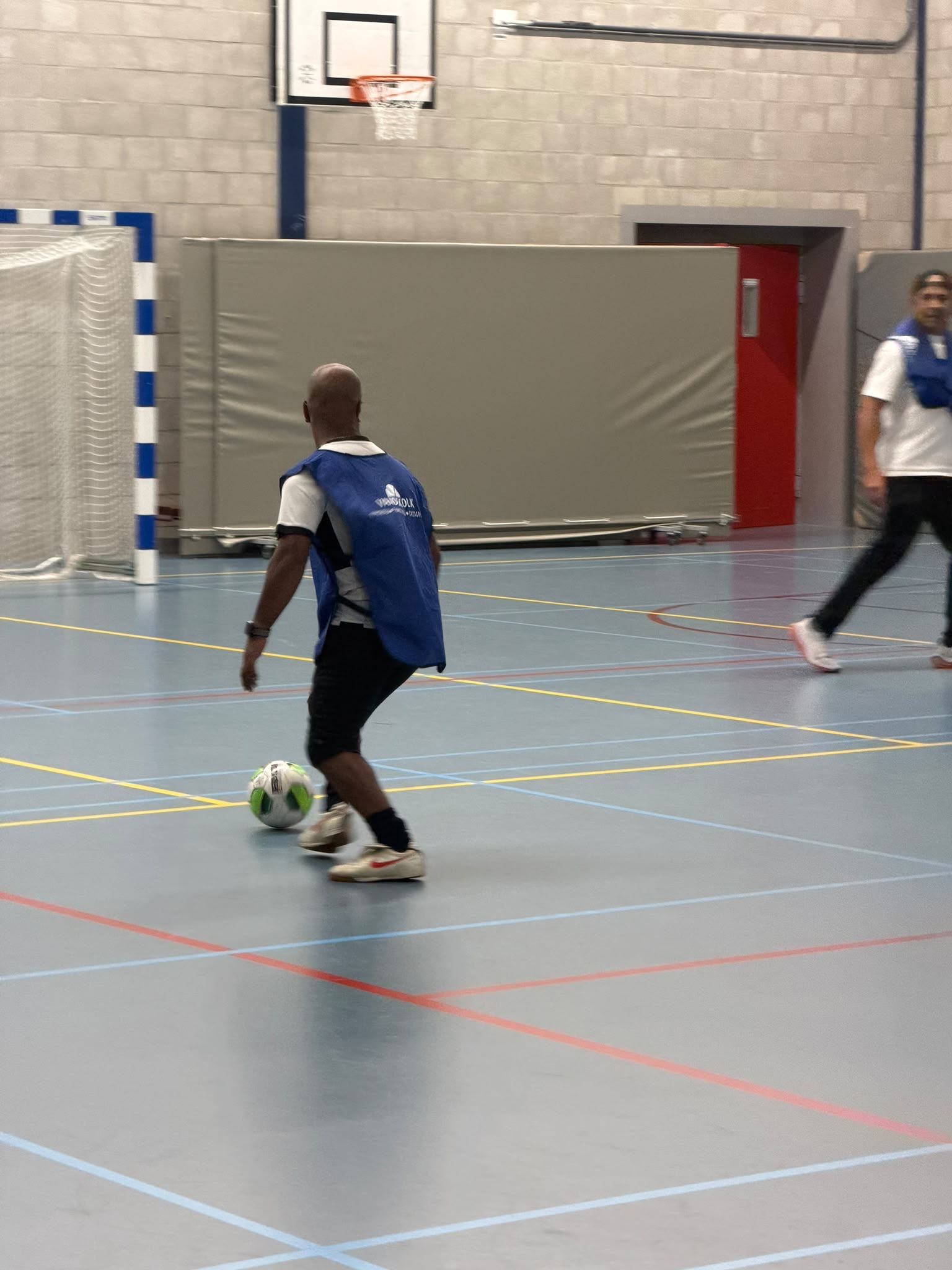 Spelers tijdens het zaalvoetbaltoernooi van Brabant Maatjes in de Maaspoort, foto 7.