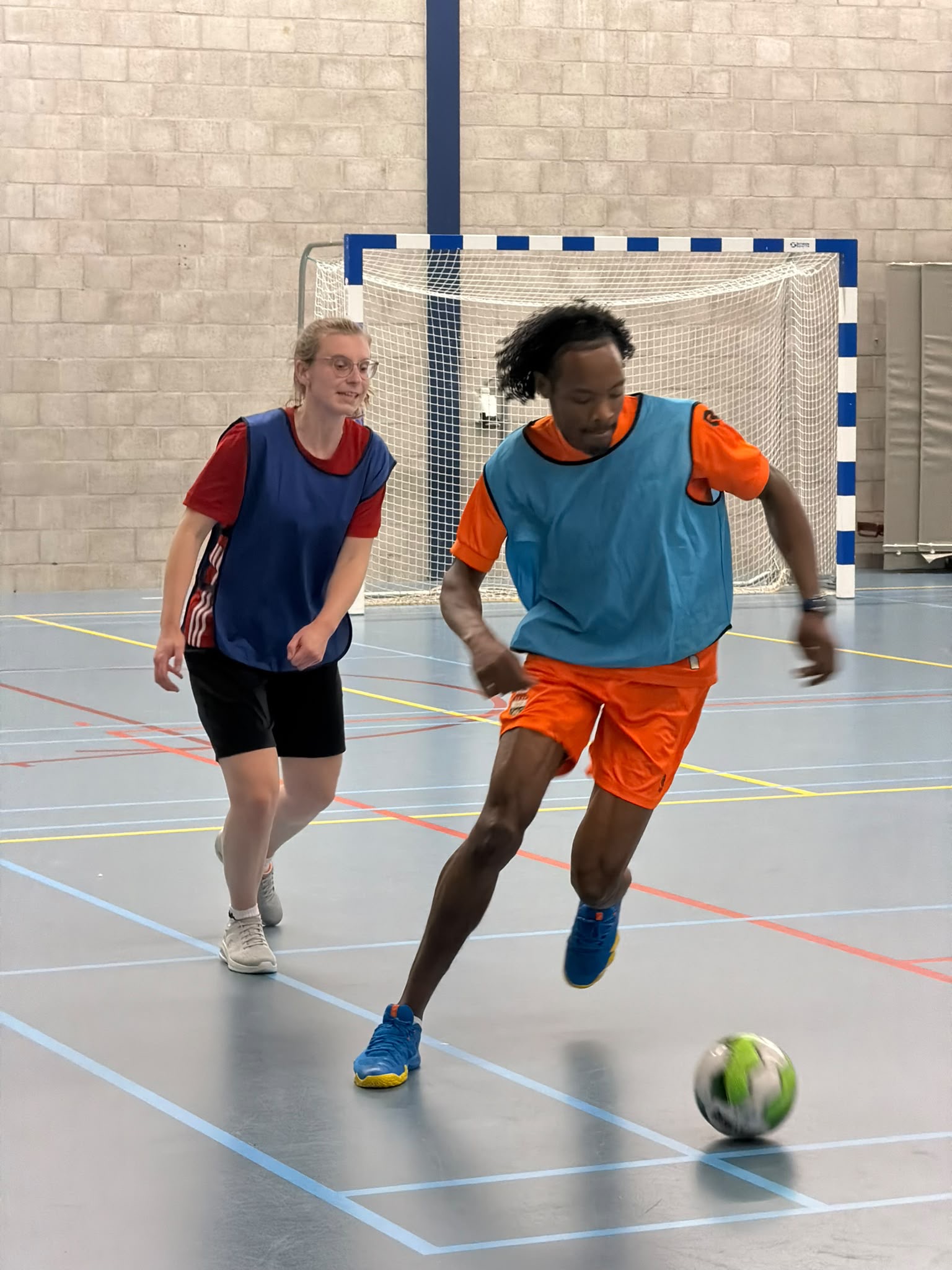 Spelers tijdens het zaalvoetbaltoernooi van Brabant Maatjes in de Maaspoort, foto 8.