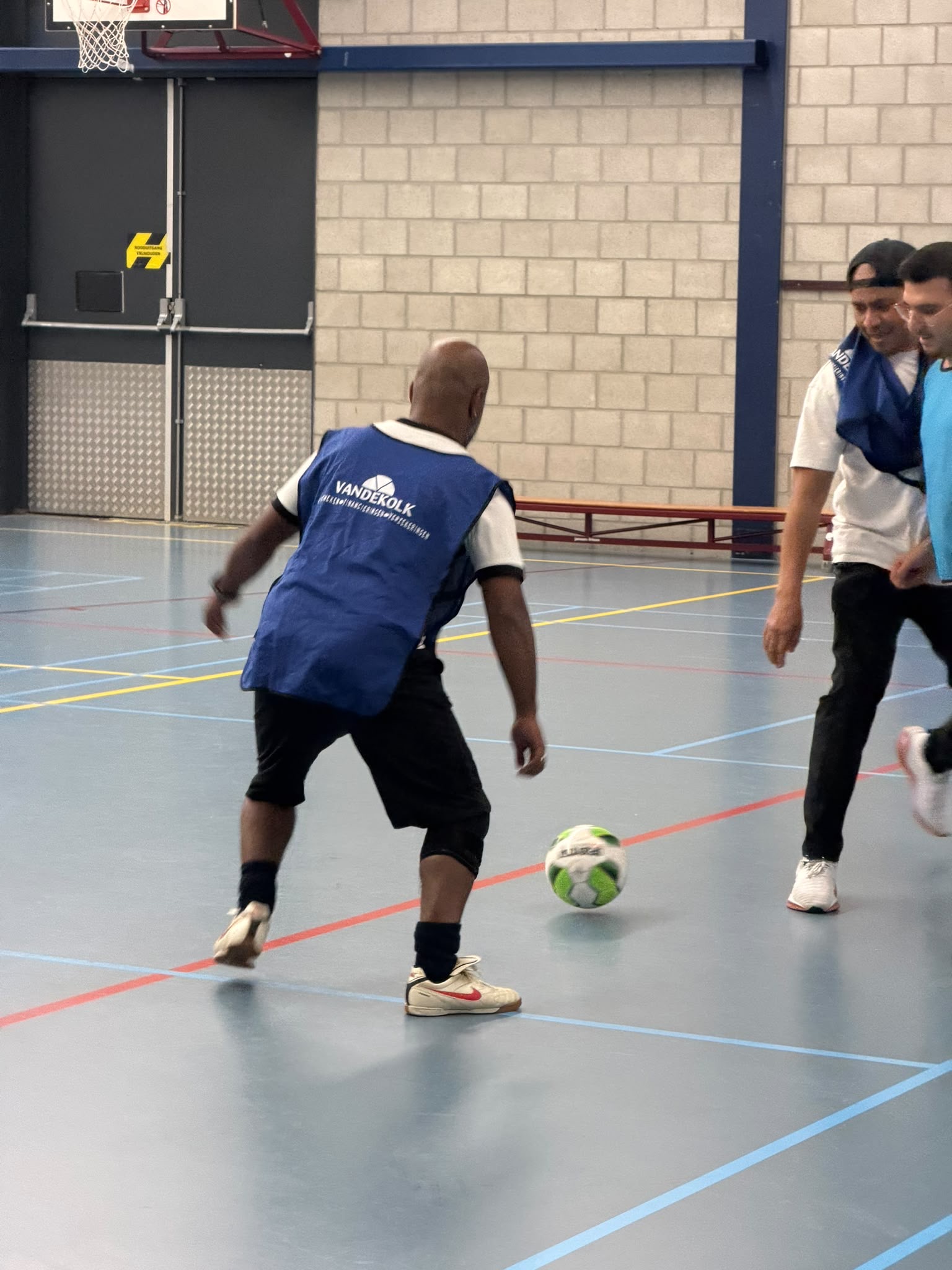 Spelers tijdens het zaalvoetbaltoernooi van Brabant Maatjes in de Maaspoort, foto 9.