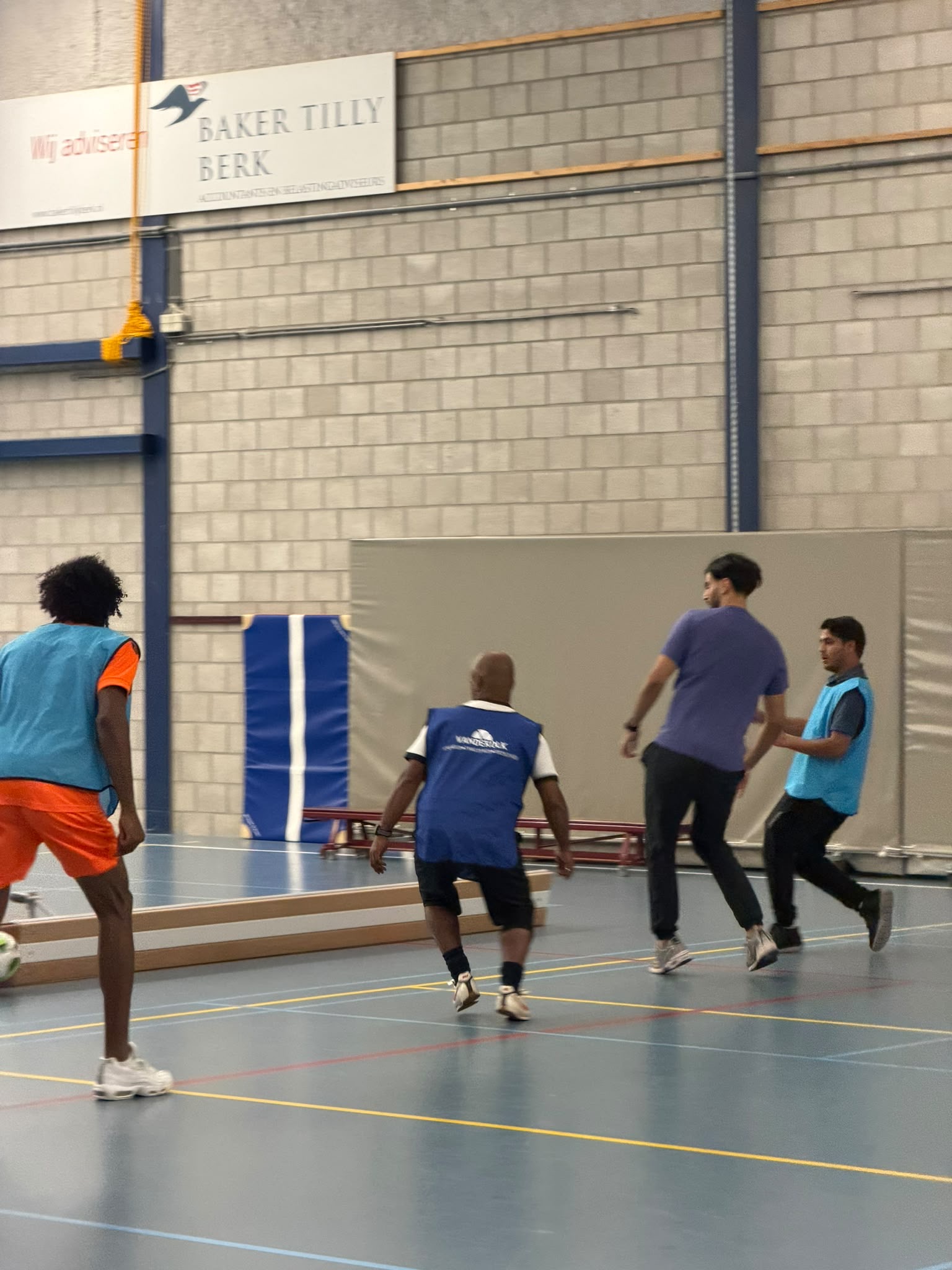Spelers tijdens het zaalvoetbaltoernooi van Brabant Maatjes in de Maaspoort, foto 10.