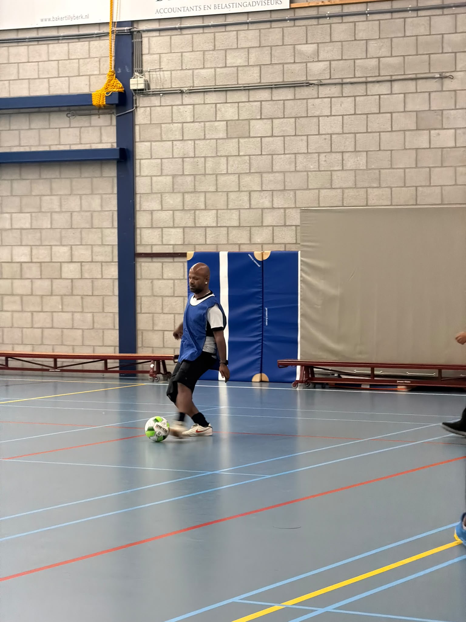 Spelers tijdens het zaalvoetbaltoernooi van Brabant Maatjes in de Maaspoort, foto 12.