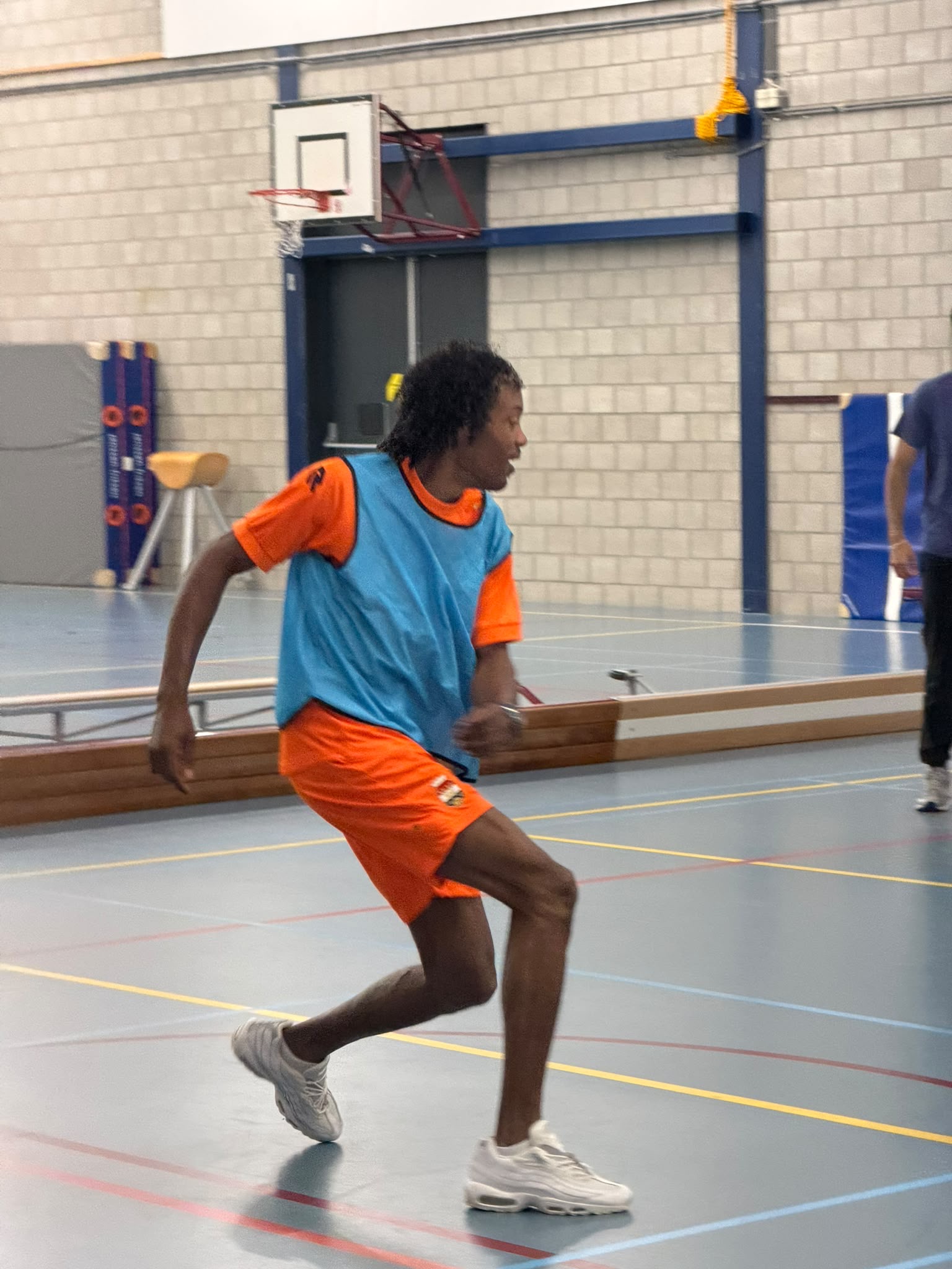 Spelers tijdens het zaalvoetbaltoernooi van Brabant Maatjes in de Maaspoort, foto 13.