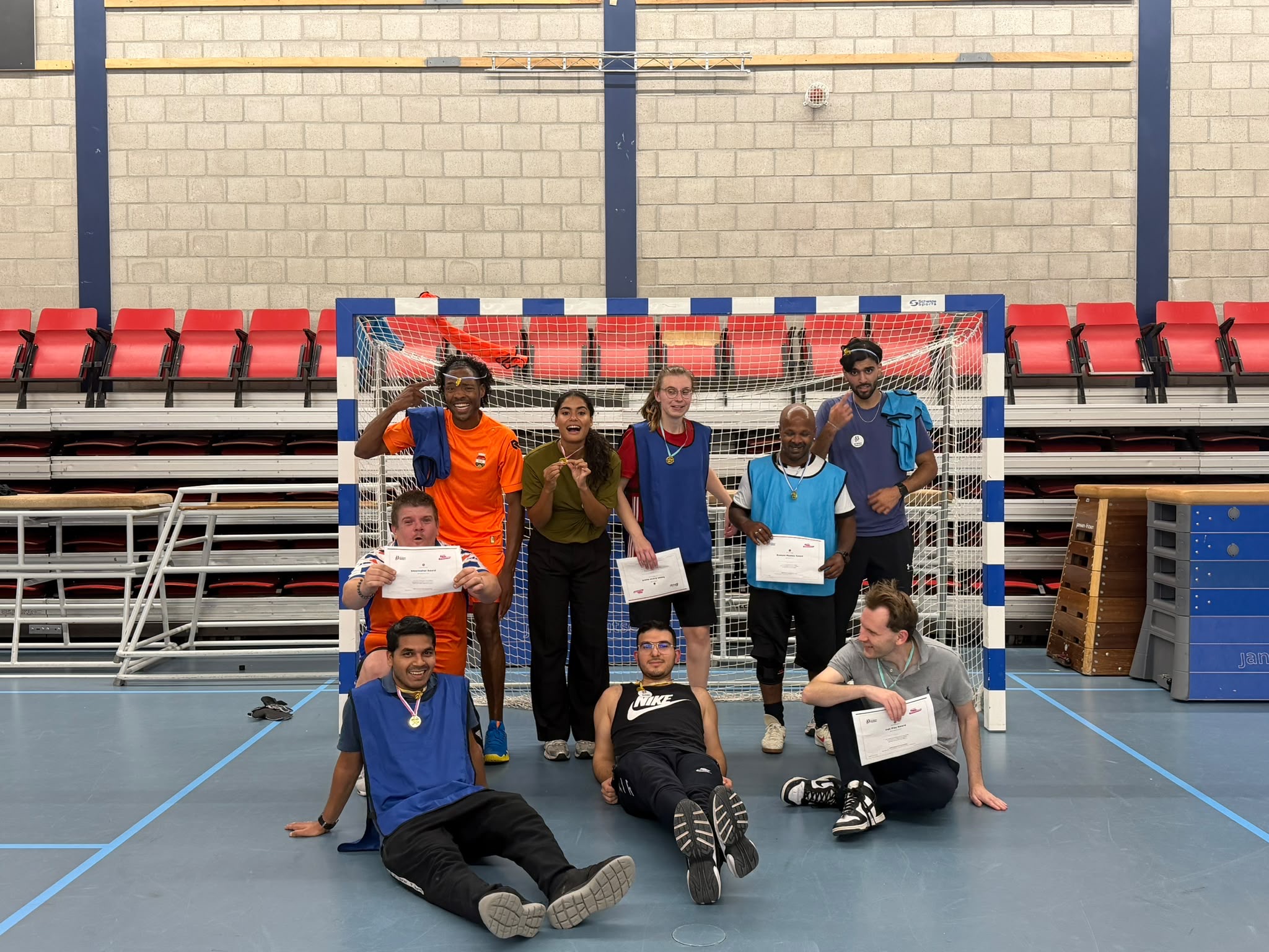 Deelnemers met oorkondes na het zaalvoetbaltoernooi in de Maaspoort.