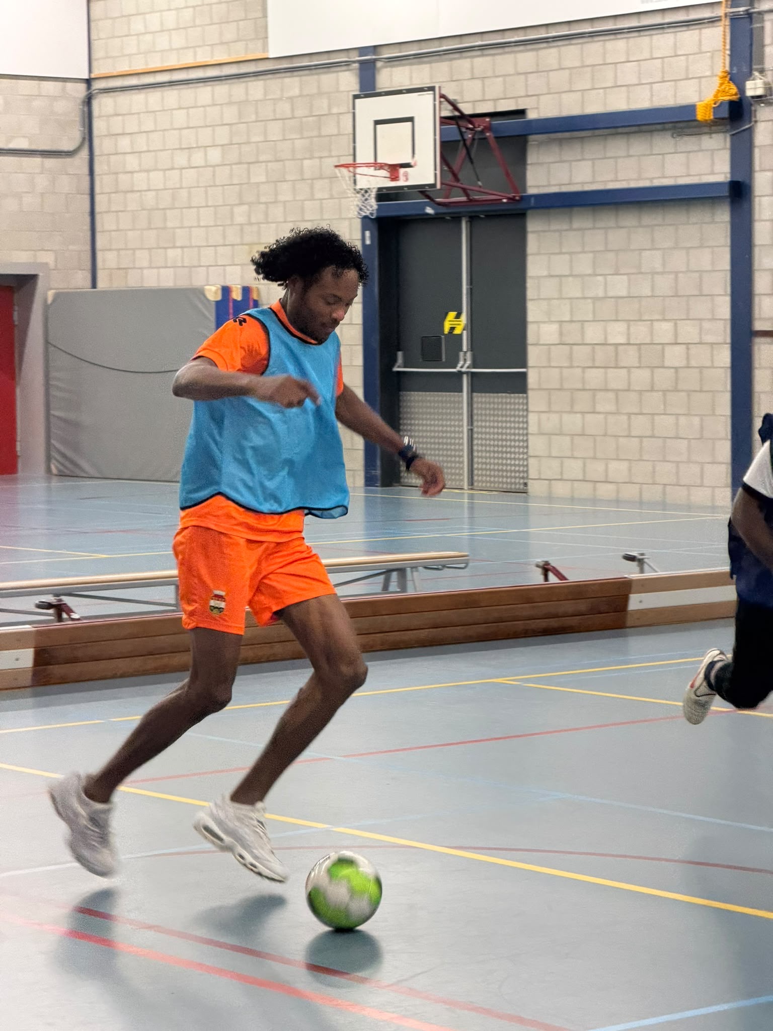 Spelers tijdens het zaalvoetbaltoernooi van Brabant Maatjes in de Maaspoort, foto 15.