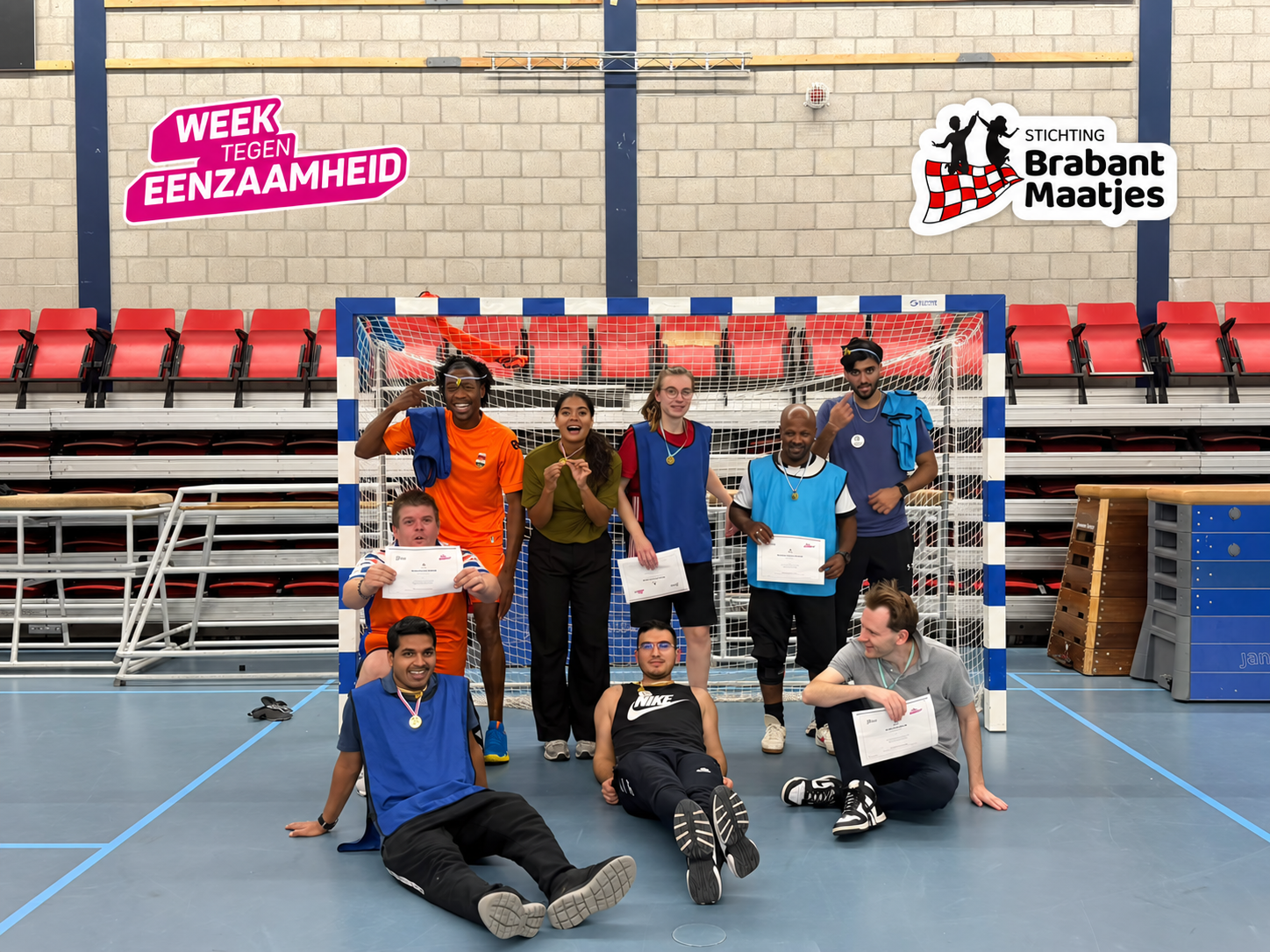 Deelnemers met oorkondes na het zaalvoetbaltoernooi van Brabant Maatjes in de Maaspoort tijdens de Week tegen Eenzaamheid 2026.